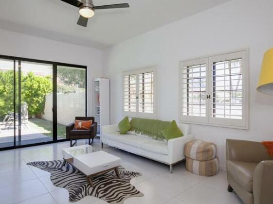 Mod House with Private Pool Home - Photo3