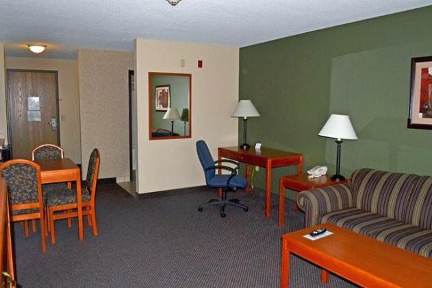 Paola Inn and Suites - Photo3