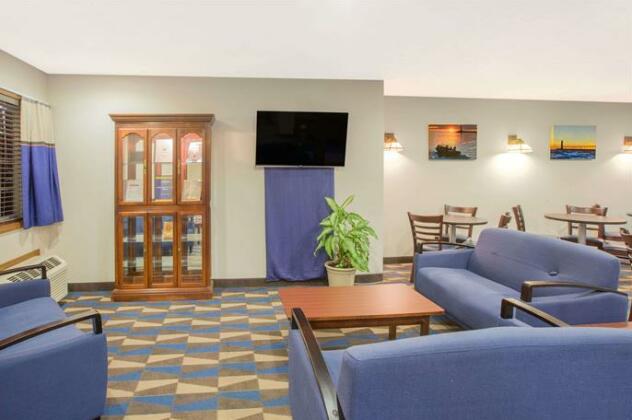 Microtel Inn and Suites Manistee - Photo2
