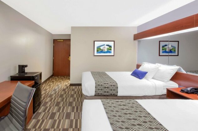 Microtel Inn and Suites Manistee - Photo4