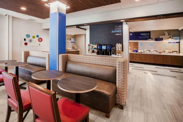 Holiday Inn Express & Suites - Parsons - Photo2