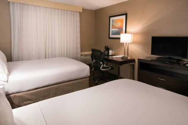 Holiday Inn Express Hotel & Suites Pasadena-Colorado Boulevard - Photo5