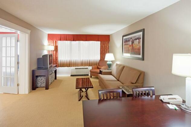 Holiday Inn & Suites Boston Peabody - Photo2