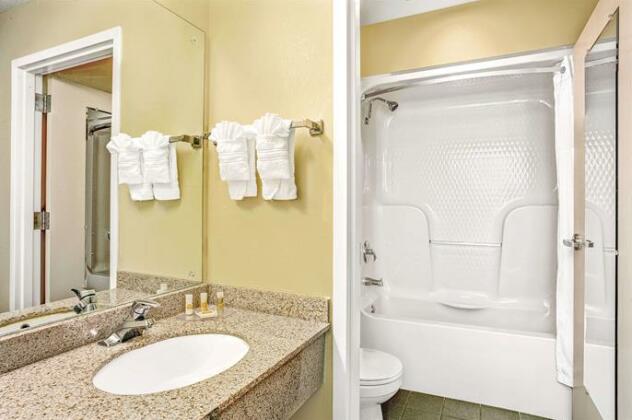 Days Inn & Suites by Wyndham Peachtree City - Photo4