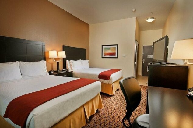Holiday Inn Express Hotel & Suites Pearsall - Photo5