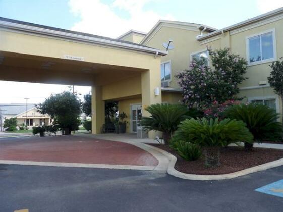 Pearsall Inn and Suites - Photo2