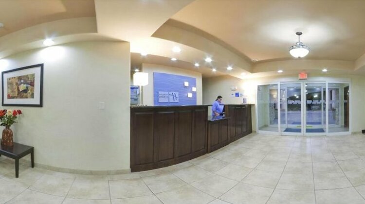 Holiday Inn Express & Suites Pecos - Photo3