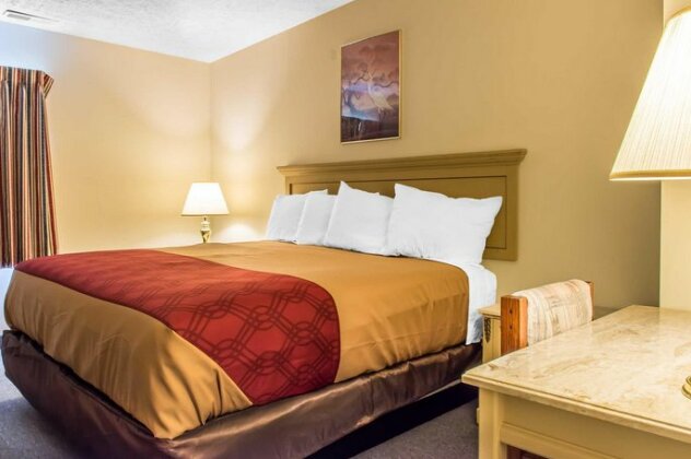 Econo Lodge Inn & Suites near Split Rock and Harmony Lake - Photo2