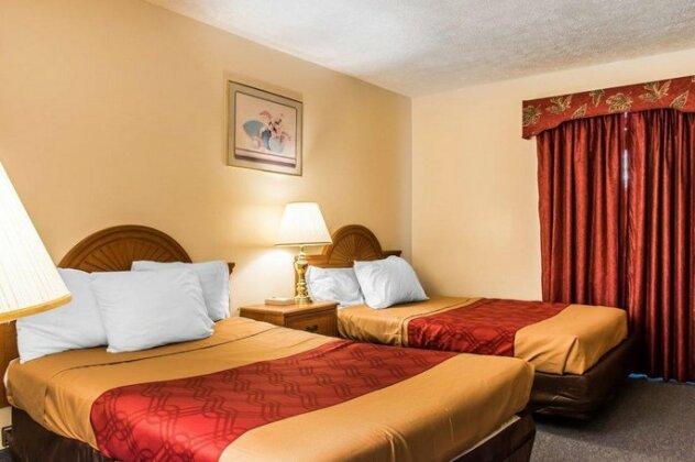 Econo Lodge Inn & Suites near Split Rock and Harmony Lake - Photo3