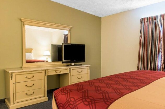 Econo Lodge Inn & Suites near Split Rock and Harmony Lake - Photo5