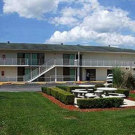 Super 6 Inn & Suites Pensacola - Photo2