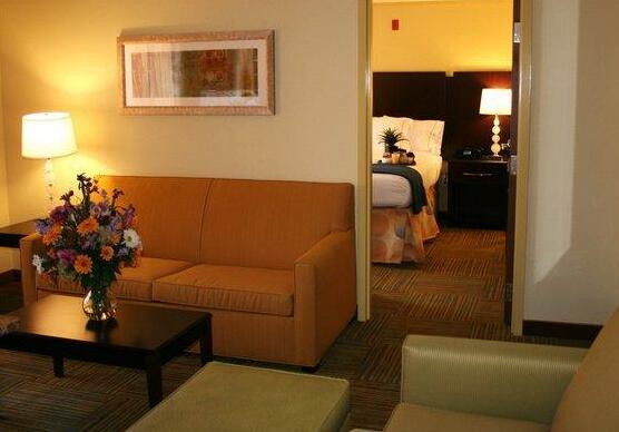 Holiday Inn Express Hotel & Suites Perry - Photo3