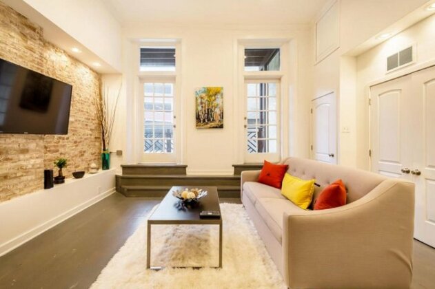 LazyKey Suites - Stylish 2BD Loft in the Heart of Old City - Photo2