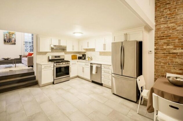 LazyKey Suites - Stylish 2BD Loft in the Heart of Old City - Photo4