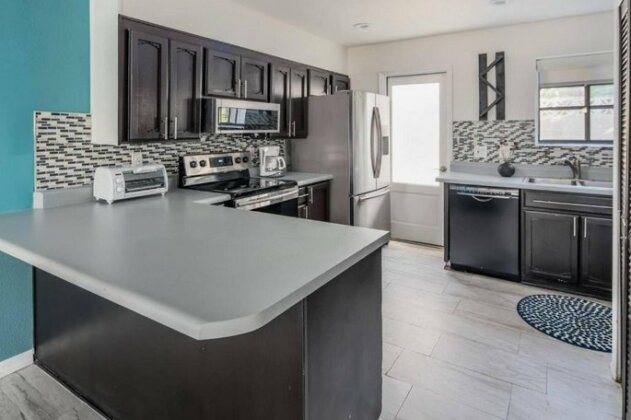 Sleek 2BR Townhome Central Phx by WanderJaunt - Photo2