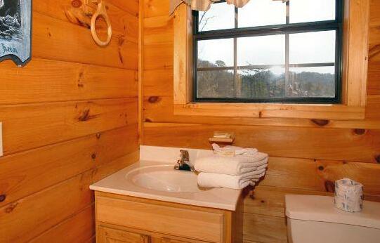 Wet Bear Paws 146 - Two Bedroom Cabin - Photo2
