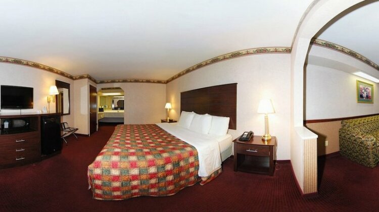 Days Inn & Suites by Wyndham Pine Bluff - Photo2