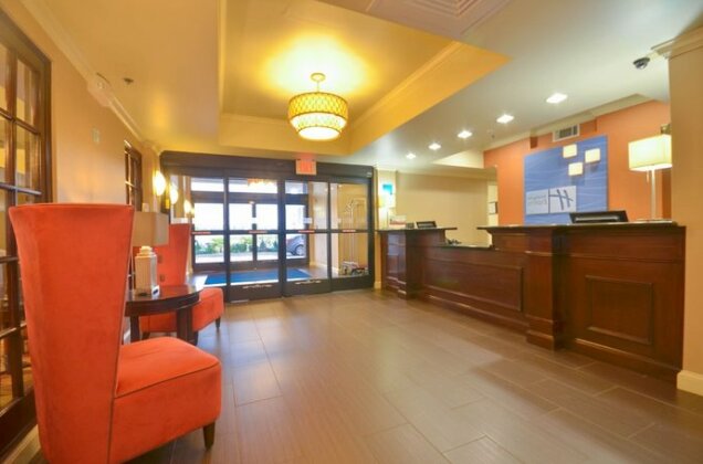 Holiday Inn Express & Suites Pine Bluff/Pines Mall - Photo4