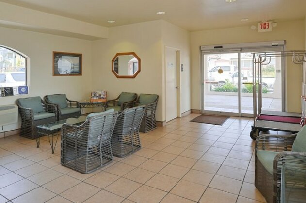 Edgewater Inn and Suites - Photo3