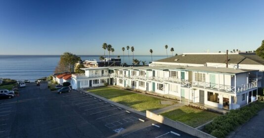 Tides Oceanview Inn and Cottages