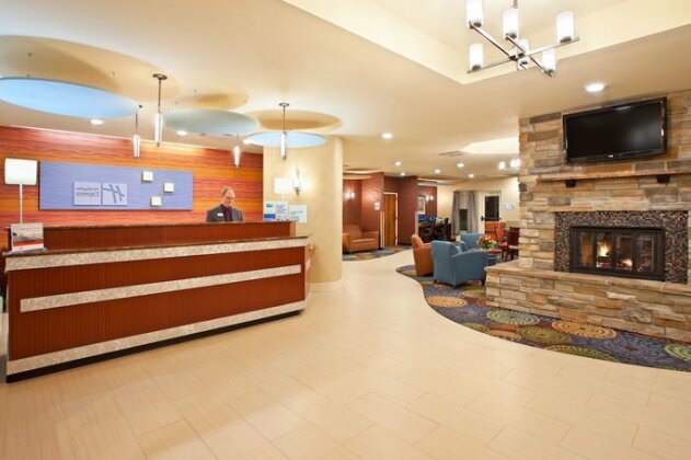 Holiday Inn Express & Suites Pittsburgh Airport - Photo3