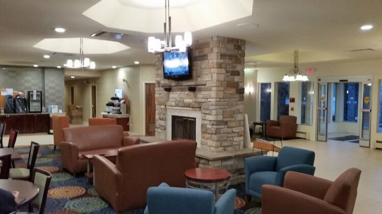Holiday Inn Express & Suites Pittsburgh Airport - Photo4