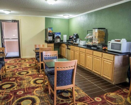 Rodeway Inn & Suites Plymouth - Photo5