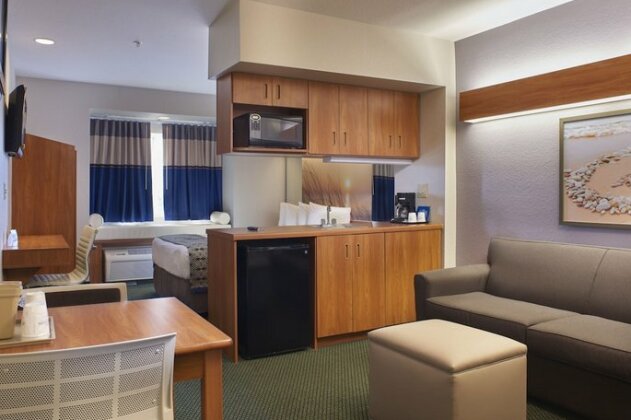 Microtel Inn and Suites by Wyndham Port Charlotte - Photo4