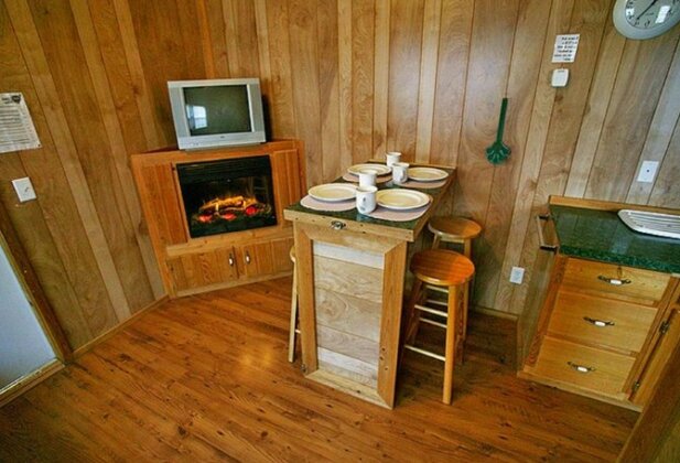 Arrowhead Camping Resort Deluxe Cabin 14 - Photo4