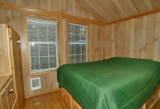 Arrowhead Camping Resort Deluxe Cabin 4 - Photo3