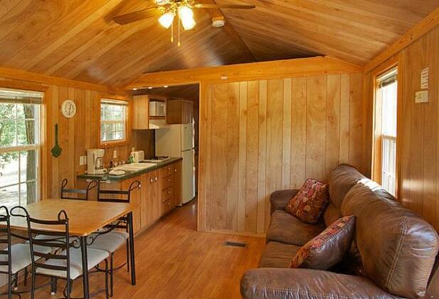 Arrowhead Camping Resort Deluxe Cabin 4 - Photo4