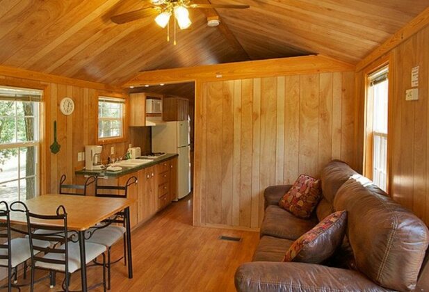 Arrowhead Camping Resort Deluxe Cabin 5 - Photo3