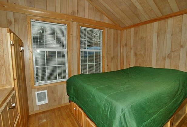 Arrowhead Camping Resort Deluxe Cabin 5 - Photo4