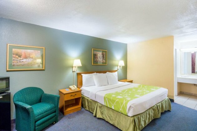 Rodeway Inn and Suites - Photo2