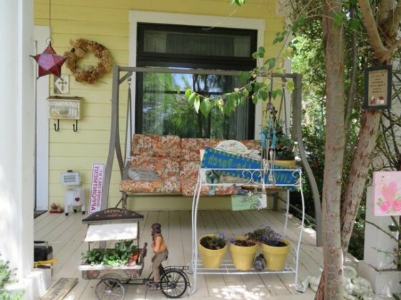 Virginia St Dollhouse - Photo4