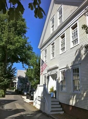 Benchmark Inn - Photo2