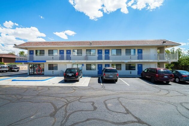 Motel 6 Pueblo - I-25 - Photo4
