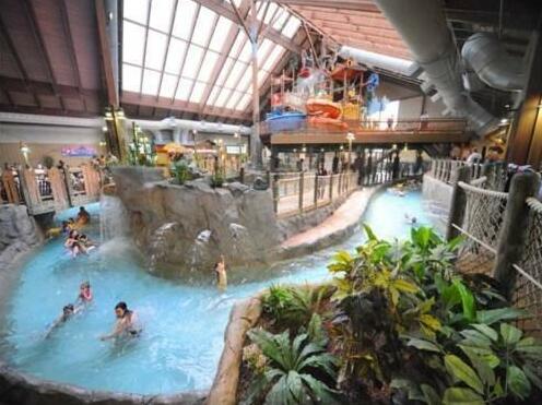 Six Flags Lodge & Indoor Waterpark Park Access Included - Photo3