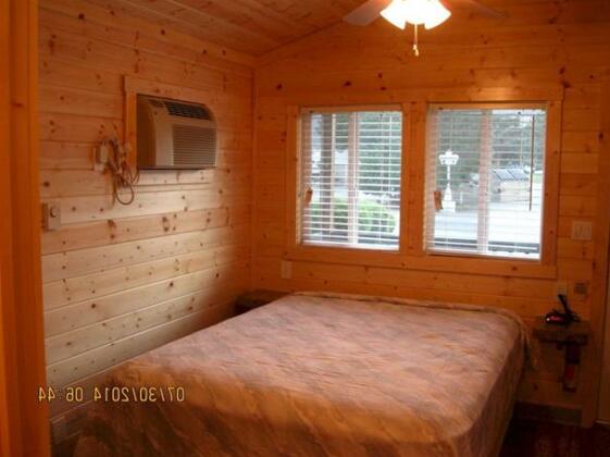 Crescent Bar Camping Resort Studio Cabin 2 - Photo3