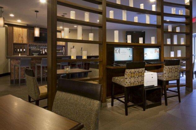 DoubleTree by Hilton Hotel Raleigh - Brownstone - University - Photo3
