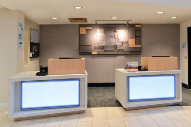Holiday Inn Express & Suites Raleigh NE - Medical Ctr Area - Photo2