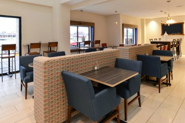 Holiday Inn Express & Suites Raleigh NE - Medical Ctr Area - Photo3