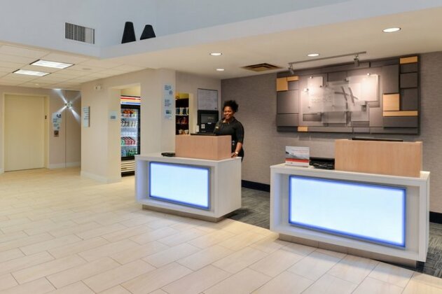 Holiday Inn Express & Suites Raleigh NE - Medical Ctr Area - Photo4
