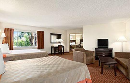Days Inn & Suites by Wyndham Rancho Cordova - Photo5
