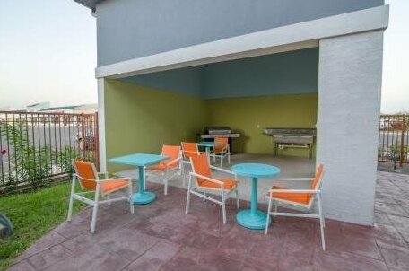 Holiday Inn Express & Suites Raymondville - Photo2