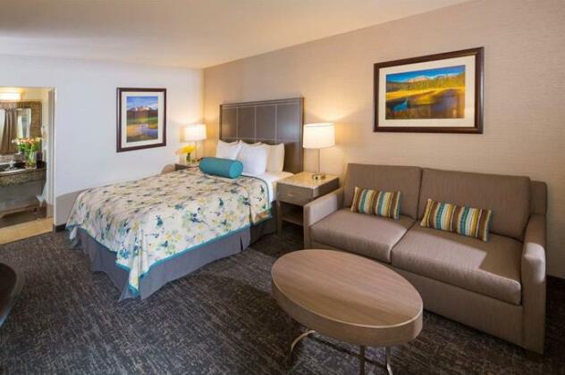 Best Western Plus Hilltop Inn - Photo4