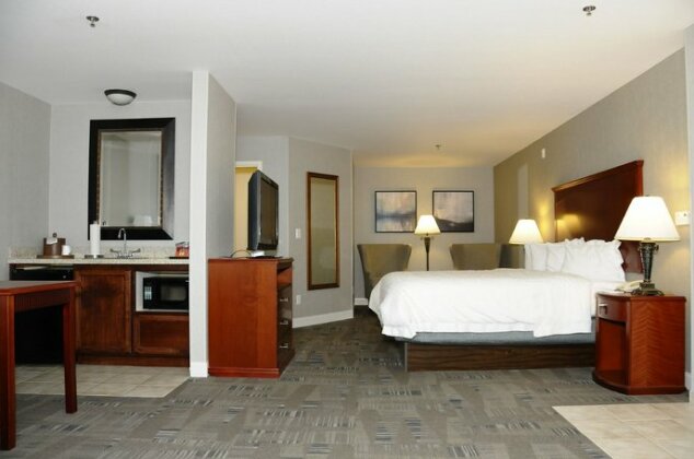 Hampton Inn & Suites Redding - Photo2