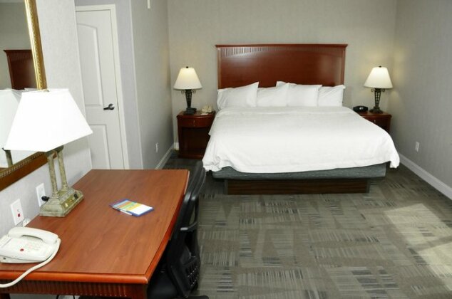 Hampton Inn & Suites Redding - Photo4