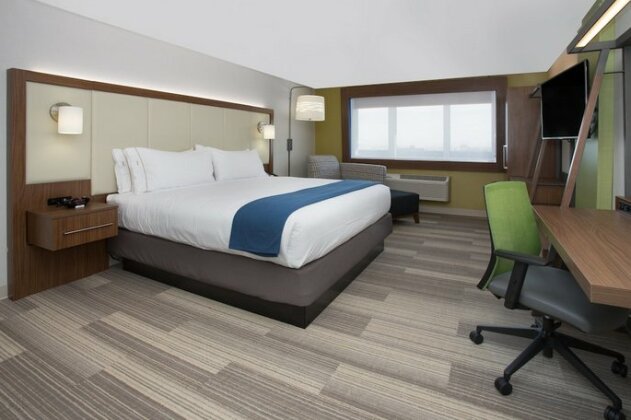 Holiday Inn Express & Suites Redding - Photo2