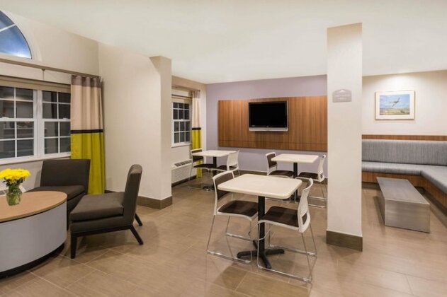 Microtel Inn & Suites by Wyndham Richmond - Photo4